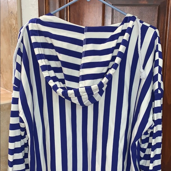 V neck hooded long sleeve shirt - Picture 3 of 4